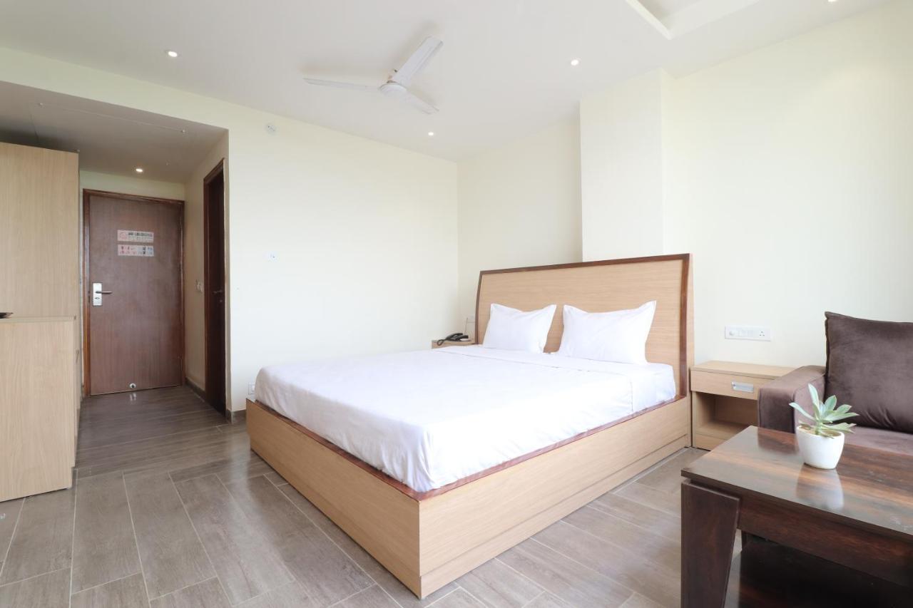 Hotel Jp Royal Dehradún Kültér fotó